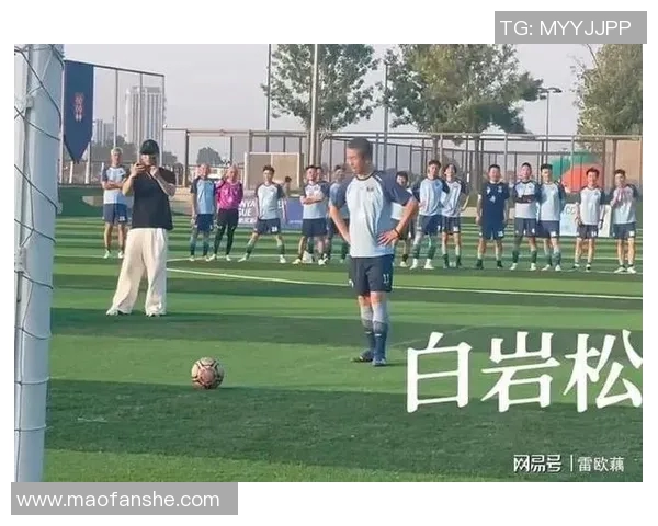 男足球明星在比赛中意外被对手绊倒引发热议球迷热情高涨