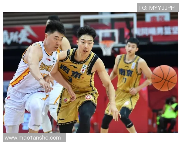 南京篮球队在城市联赛中以69分稳居积分榜首位展现强劲实力